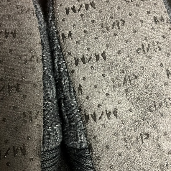 $5 ADD ON ITEMDark Grey Fluffy Home Slippers Kids Size M Foot Booties Girls NWOT - Picture 5 of 5